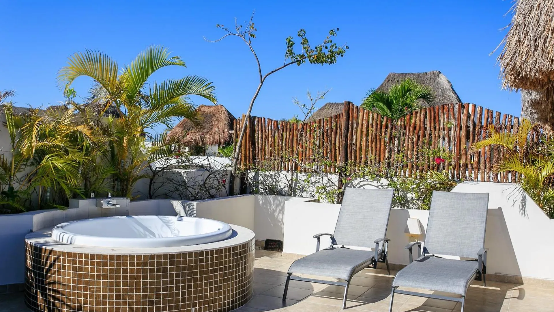 Luzera - Condo With Ample Private Roof & Jacuzzi & Bbq Tulum
